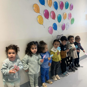 أطفال في نشاط جماعي داخل بيت أمي