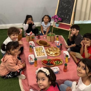 أطفال في ركن القراءة داخل بيت أمي